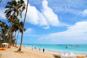 On the beach, white sand, sun loungers, beach umbrellas - Grand Oca Maragogi Resort - All inclusive (Maragogi)
