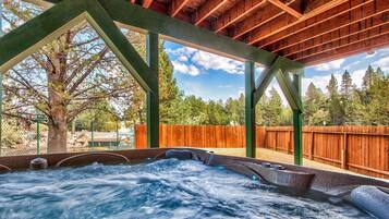 House, 4 Bedrooms | Outdoor spa tub