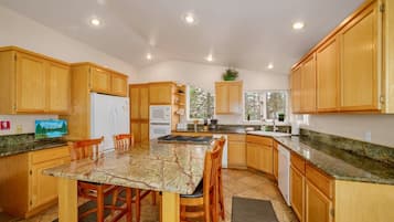 Talo, 4 makuuhuonetta | Yksityinen keittiö