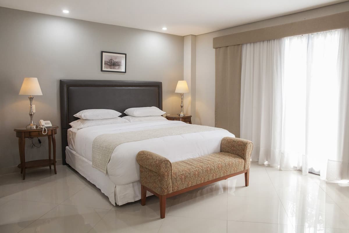 Premium Room, 1 King Bed | Premium bedding, free minibar items, in-room safe