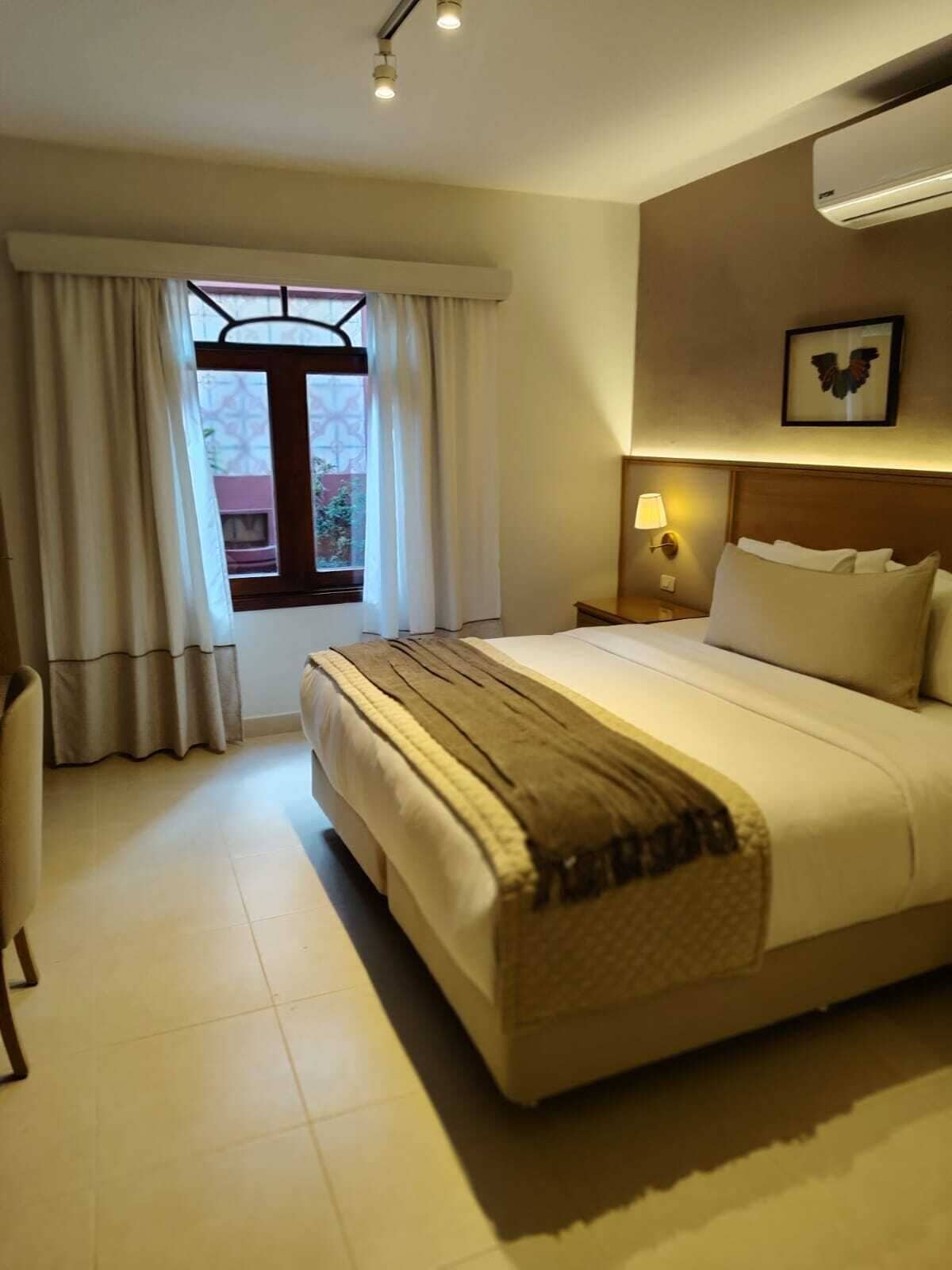 Rom – classic, 1 kingsize-seng | Sengetøy av topp kvalitet, minibarvarer (inkludert) og safe på rommet