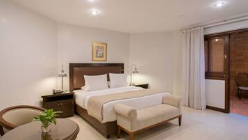 Classic Room, 1 King Bed, Microwave | Premium bedding, free minibar items, in-room safe