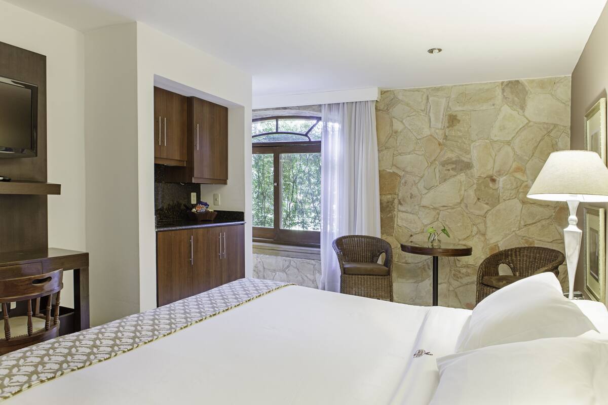 Rom – classic, 1 kingsize-seng, mikrobølgeovn | Sengetøy av topp kvalitet, minibarvarer (inkludert) og safe på rommet