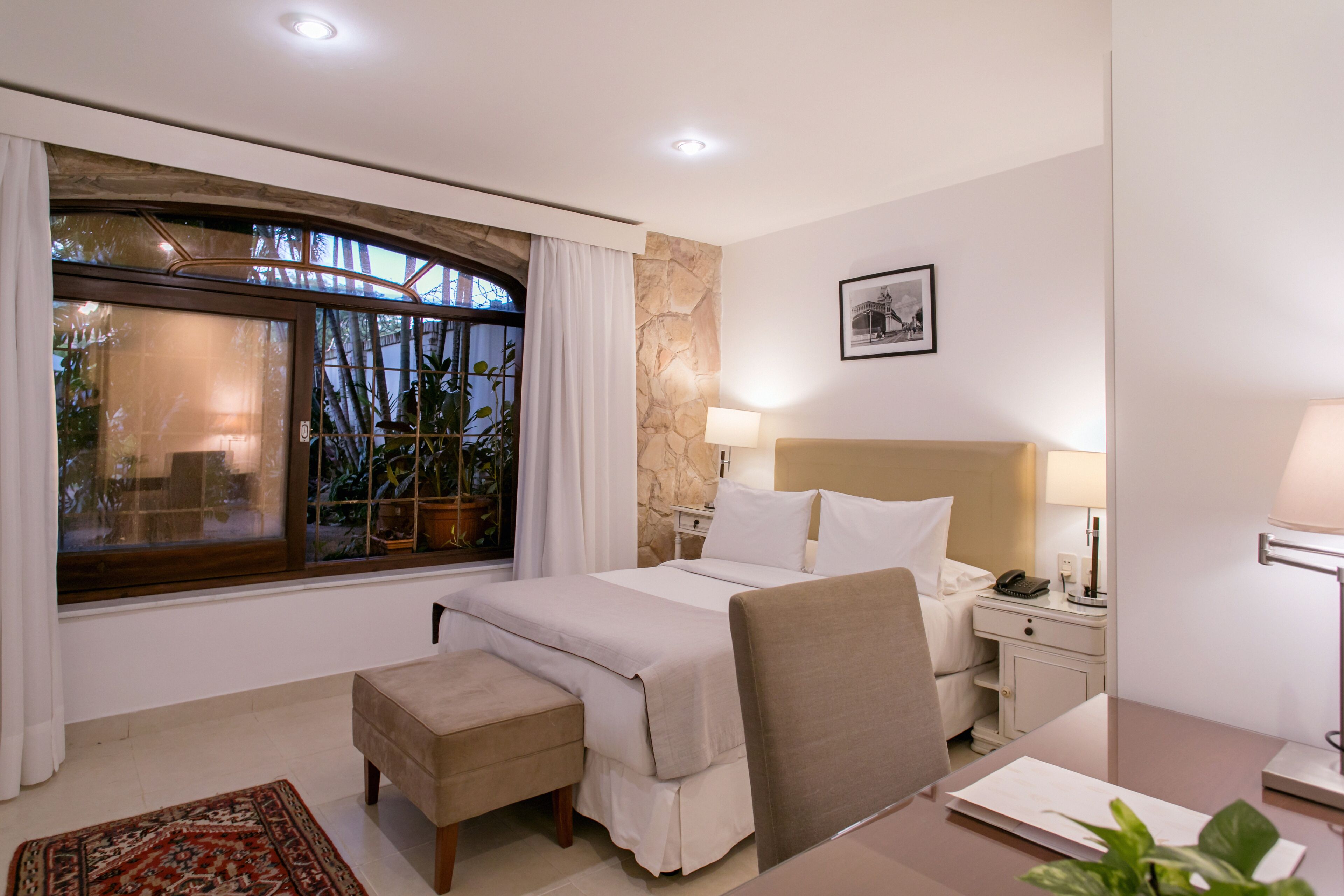 classic room, 1 king bed, microwave | 1 bedroom, premium bedding, free minibar items, in-room safe