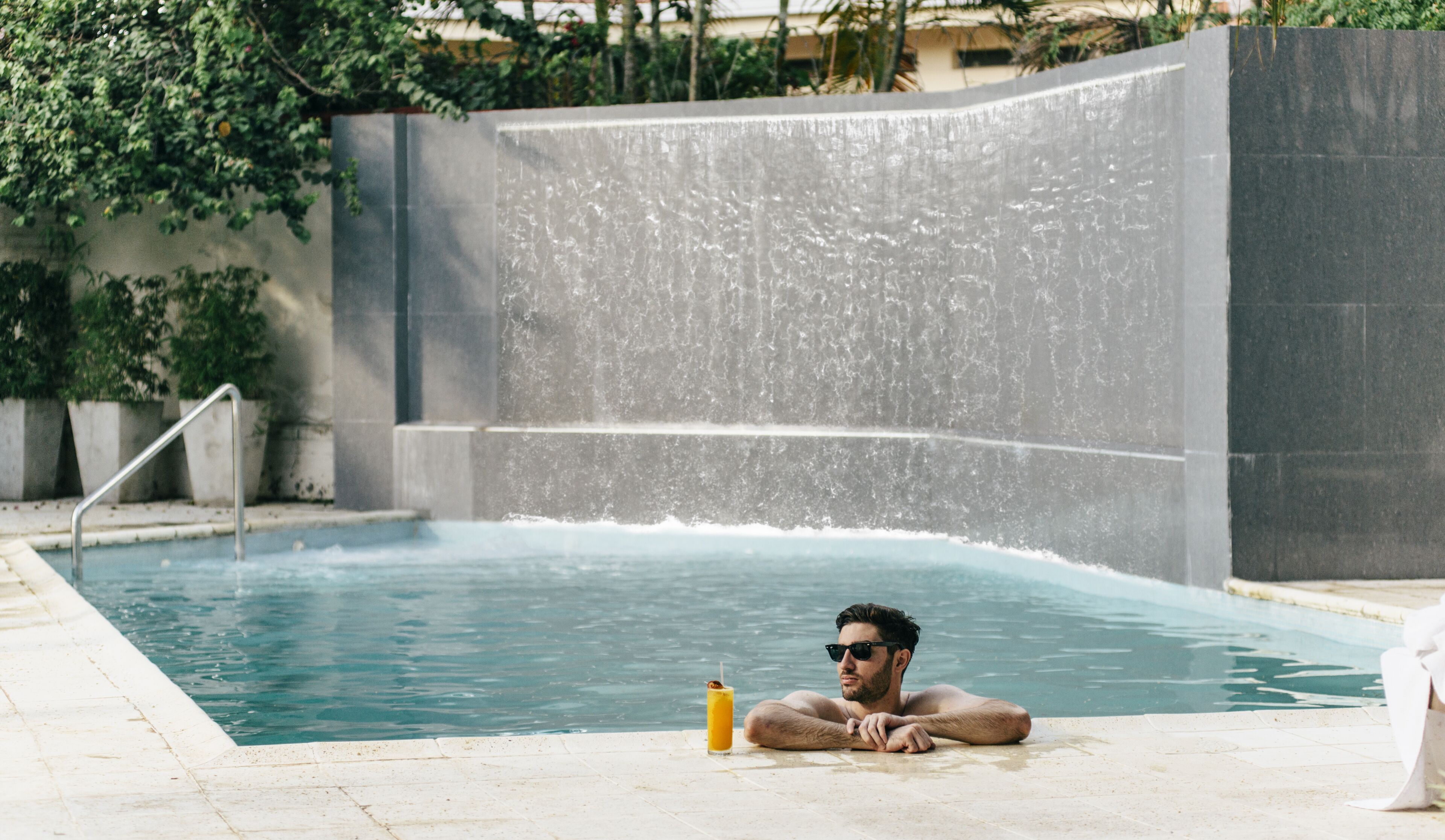 Una piscina al aire libre
