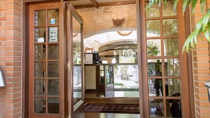 A hotel entrance with a brick facade, glass doors, and a doormat reading "LAS LOMAS LASA HOTEL". - Las Lomas Casa Hotel (Asunción)