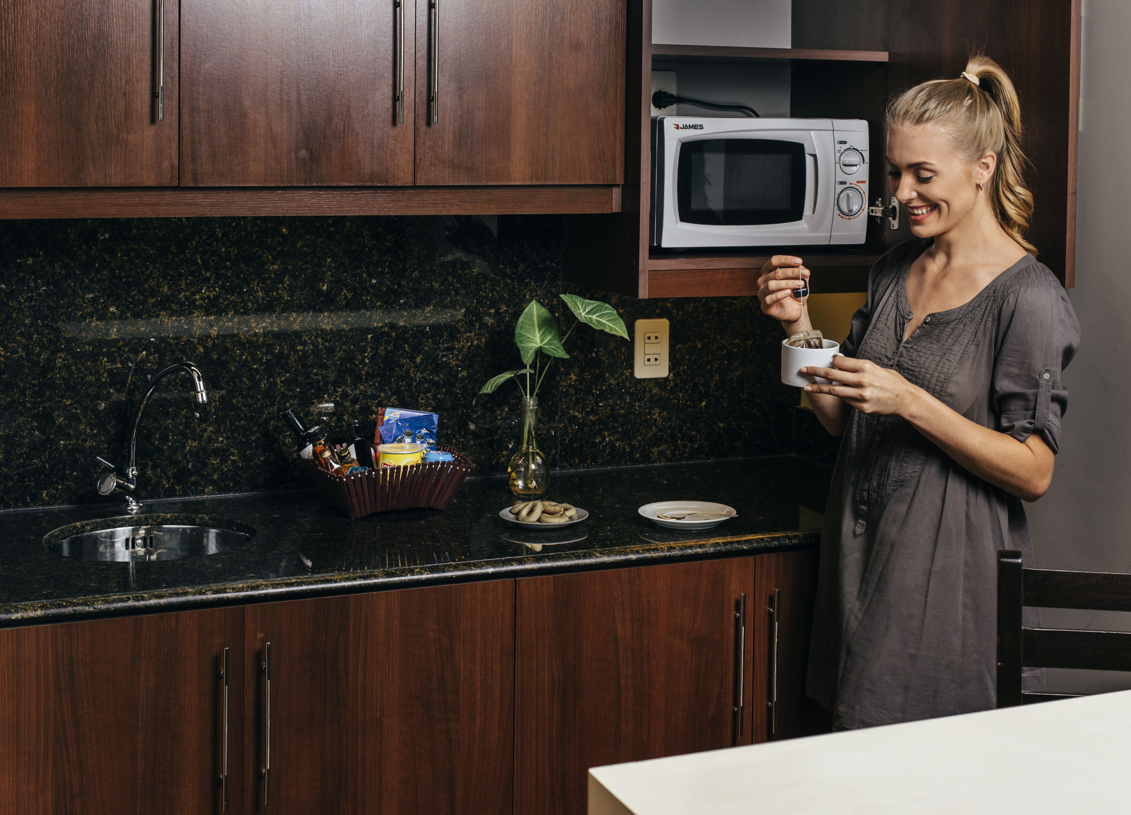 classic room, 1 king bed, microwave | private kitchenette