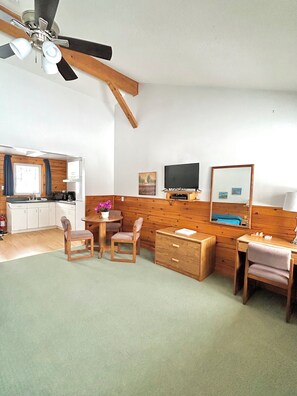 Flat-screen TV - Quiet Bay: Lakeside Escape (Magnetawan)