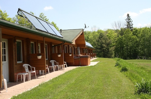 Quiet Bay: Lakeside Escape