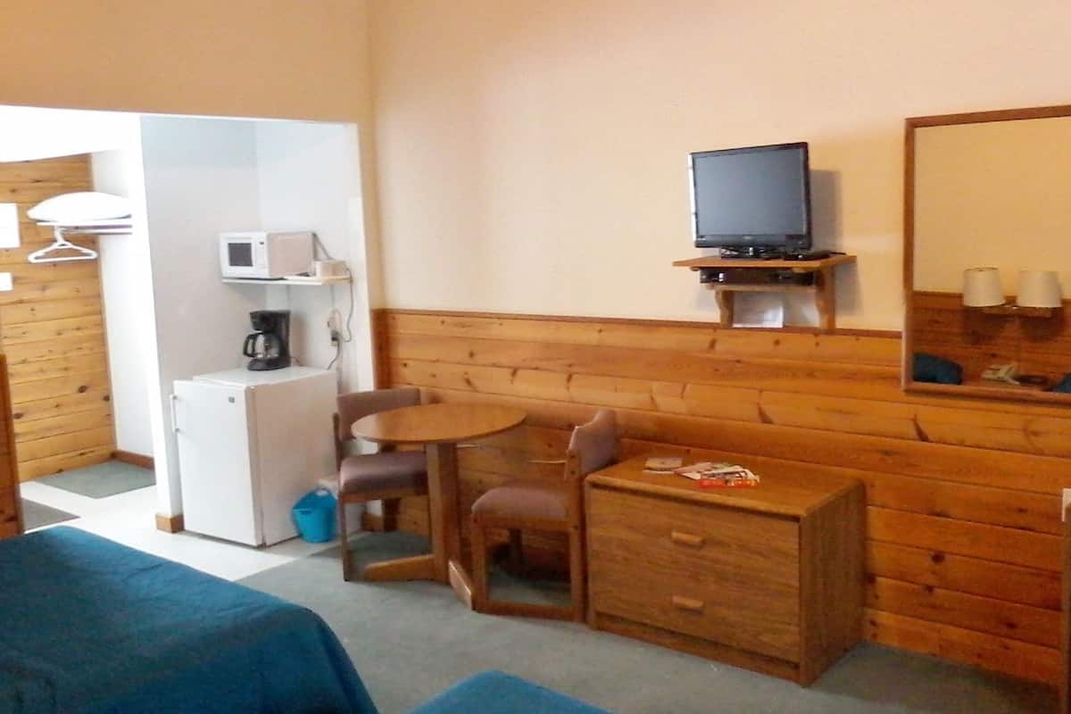 Desk, soundproofing, free WiFi, bed sheets