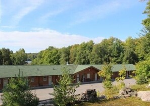 Property grounds - Quiet Bay Inn & Café (Magnetawan)