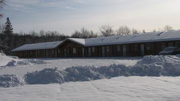 Desk, soundproofing, free WiFi, bed sheets