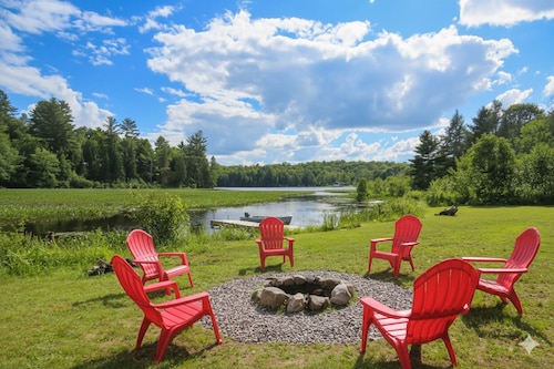 Quiet Bay: Lakeside Escape