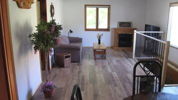 Desk, soundproofing, free WiFi, bed sheets