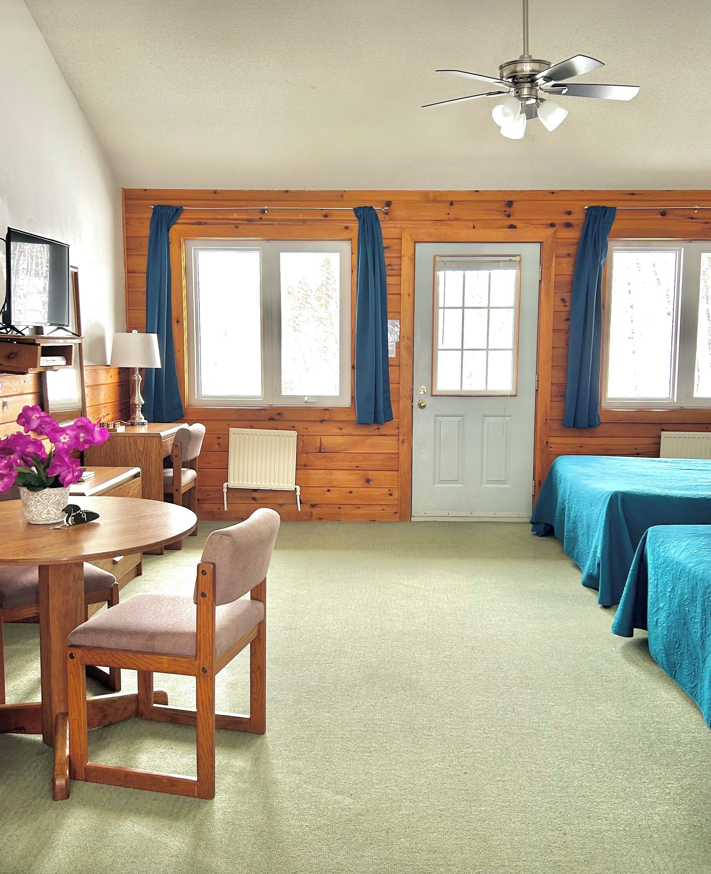 Desk, soundproofing, free WiFi, bed sheets