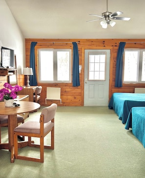 Desk, soundproofing, free WiFi, bed sheets - Quiet Bay: Lakeside Escape (Magnetawan)