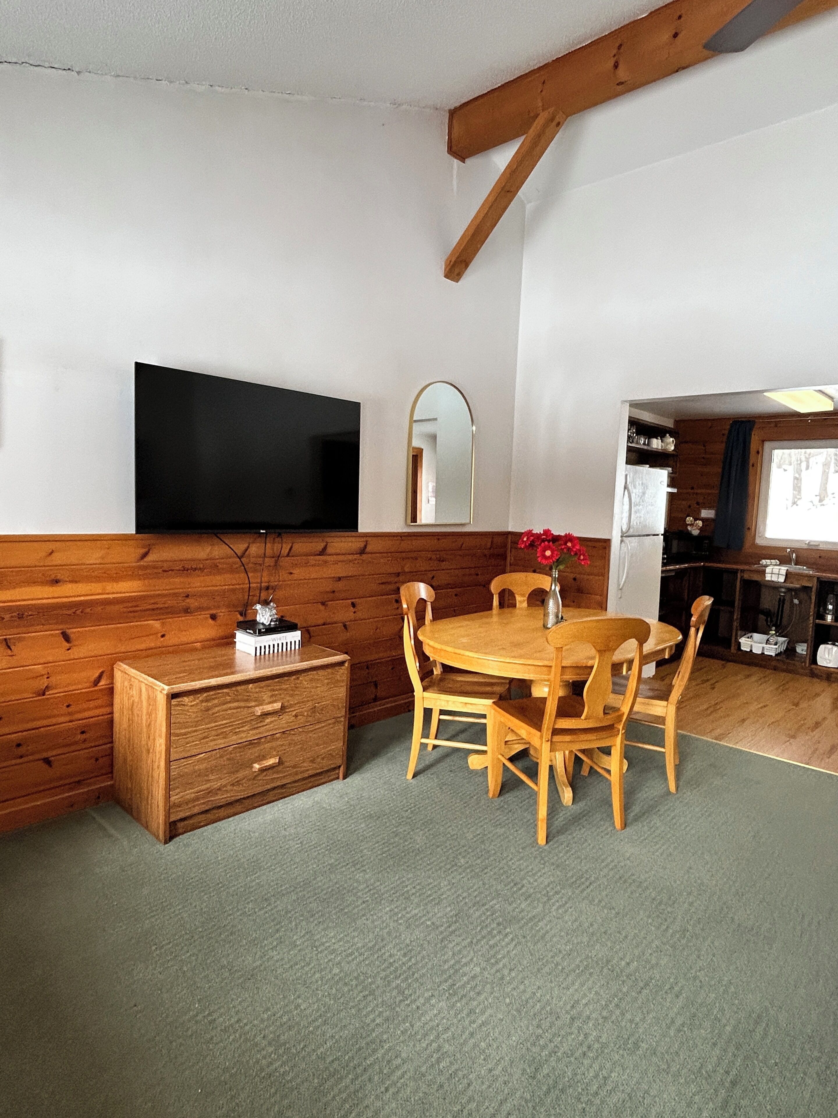 Työpöytä, äänieristys, ilmainen Wi-Fi, vuodevaatteet