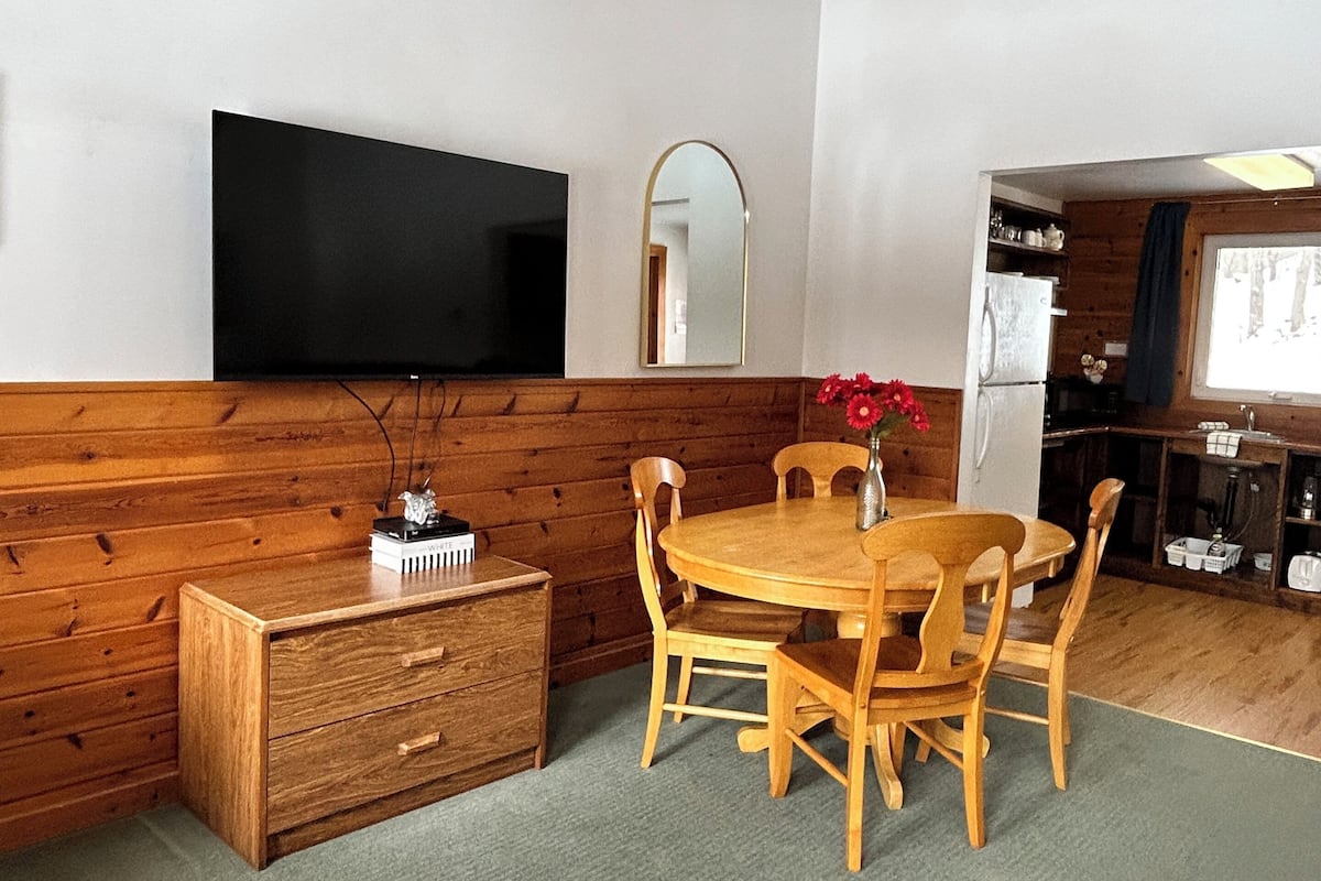 Desk, soundproofing, free WiFi, bed sheets