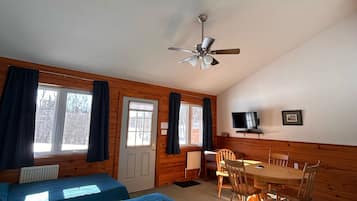 書桌、隔音、免費無線上網、床單