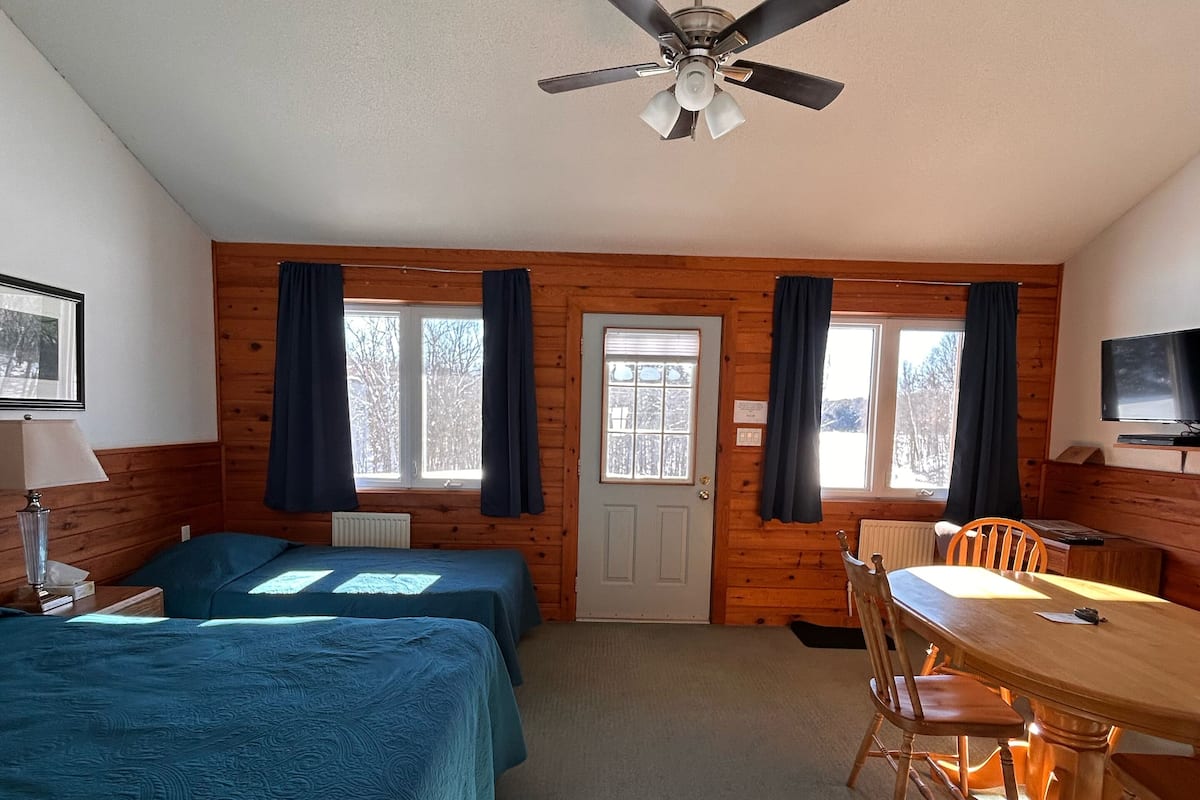 Escritorio, sistema de insonorización, wifi gratis y ropa de cama