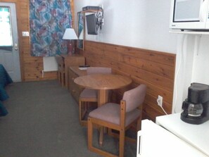 Serveert ontbijt en lunch