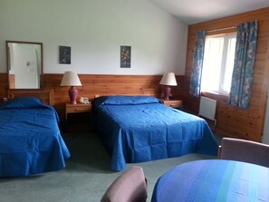 Living room - Quiet Bay Inn & Café (Magnetawan)