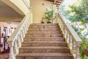 Una escalera de piedra con barandillas blancas que conduce a una plataforma.