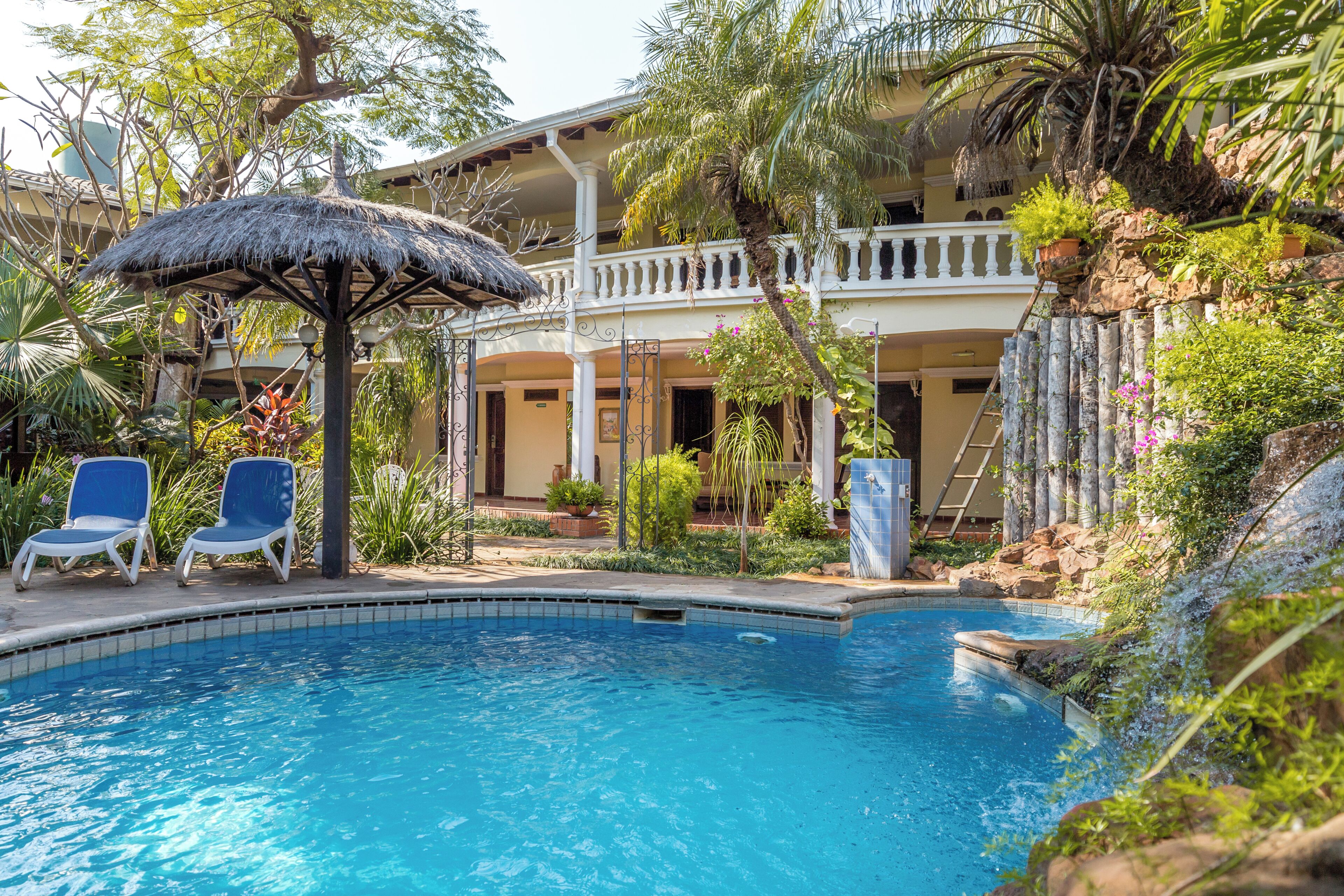 Una piscina al aire libre (de 10:00 a 22:00), sombrillas