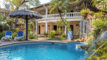 Una piscina al aire libre (de 10:00 a 22:00), sombrillas