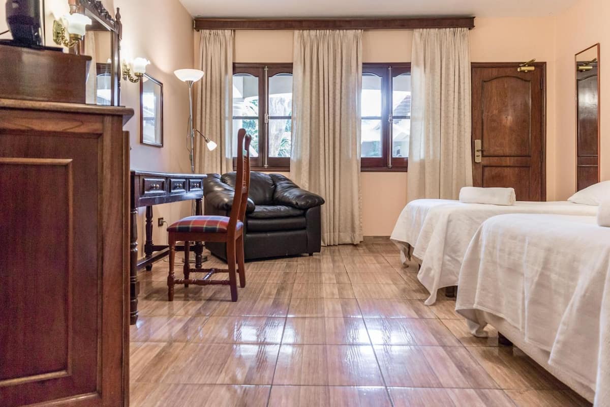 1 bedroom, premium bedding, down duvets, minibar