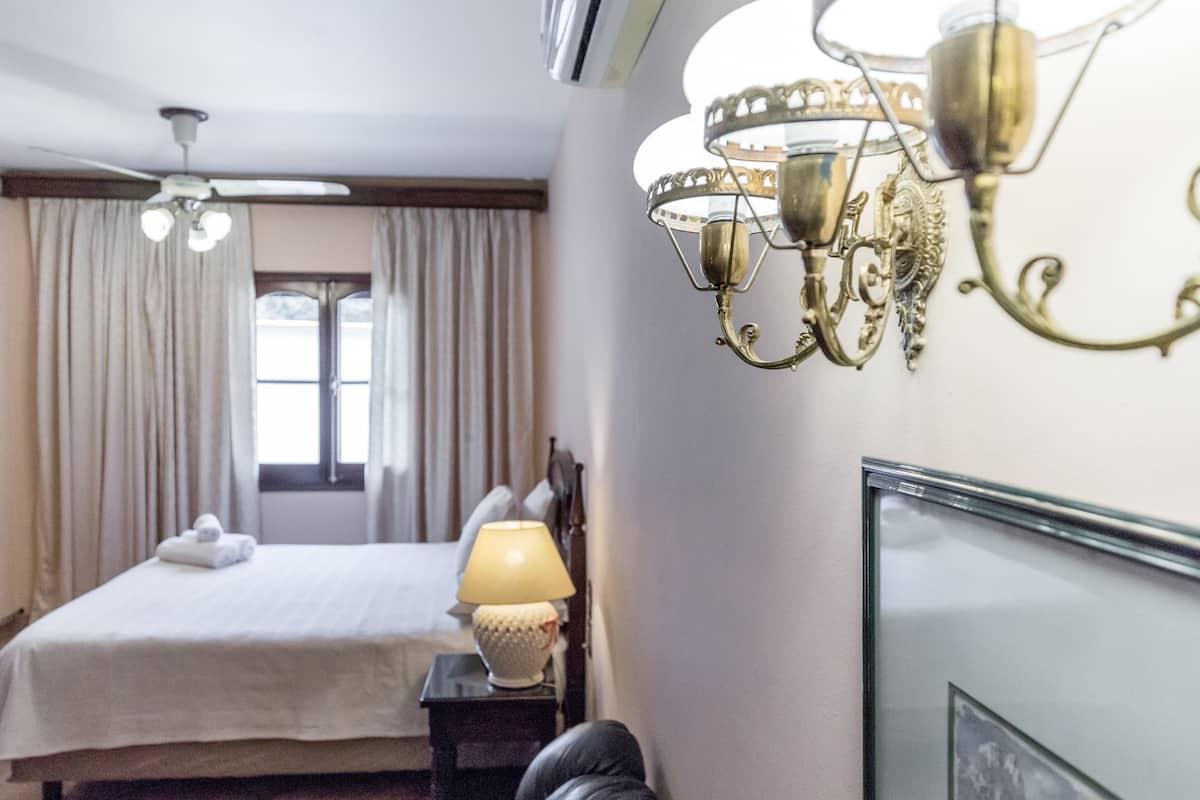 Luxe beddengoed, donzen dekbedden, een minibar, individueel gedecoreerd