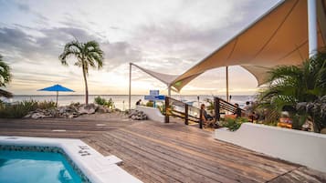 2 hồ bơi ngoài trời, ghế dài tắm nắng