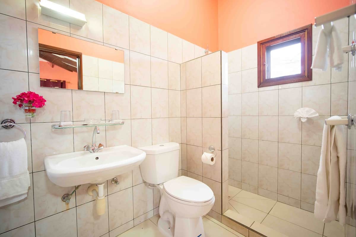 cottage, 2 bedrooms | bathroom | shower, hair dryer, towels