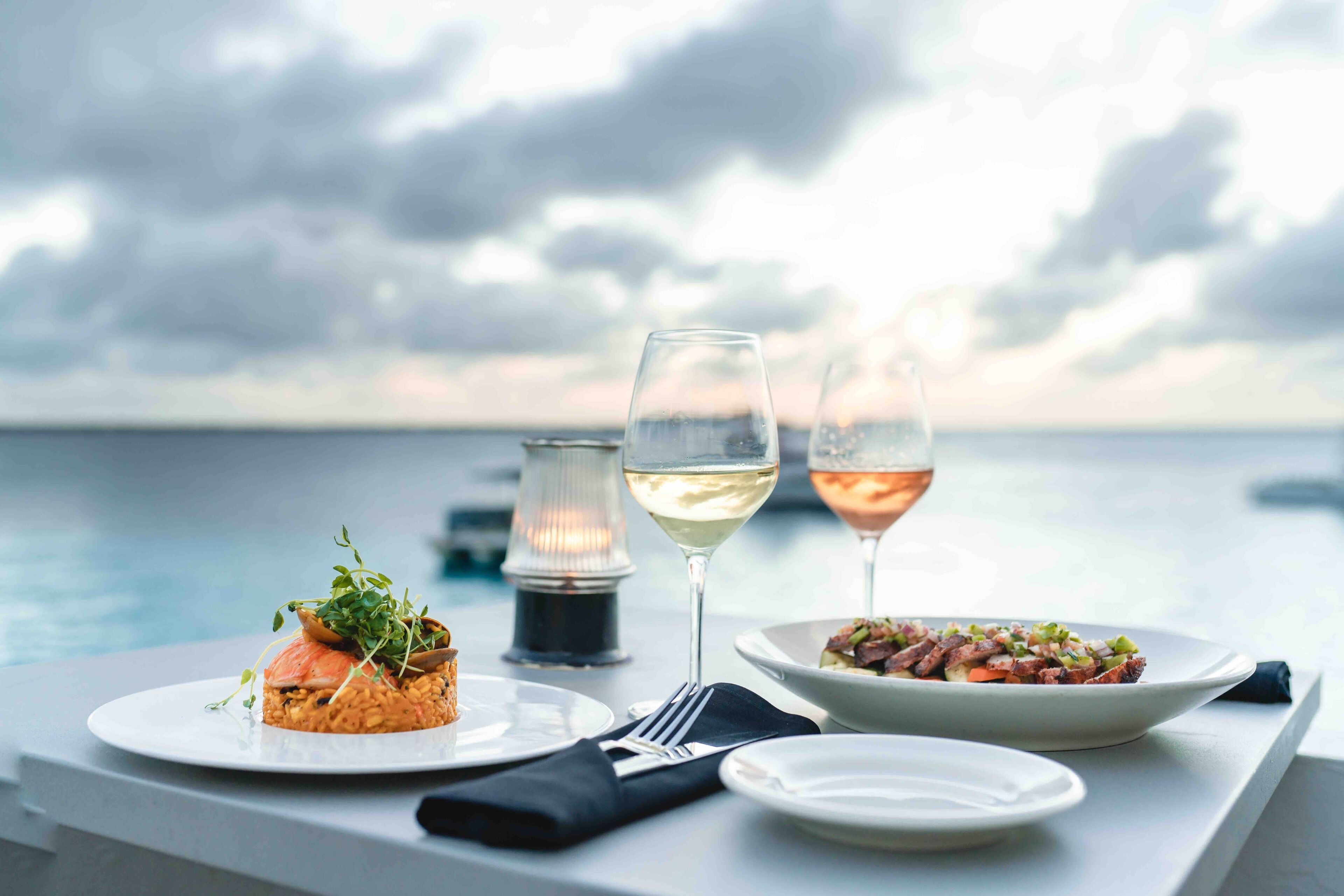 Phục vụ bữa sáng, bữa trưa, bữa tối, món ăn mang phong cách quốc tế 