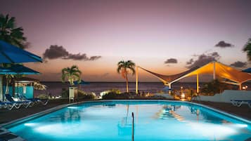 2 outdoor pools, pool loungers