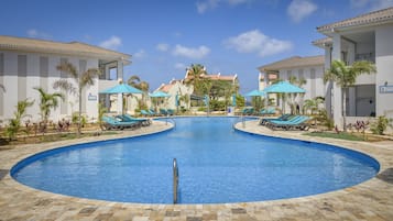 2 hồ bơi ngoài trời, ghế dài tắm nắng