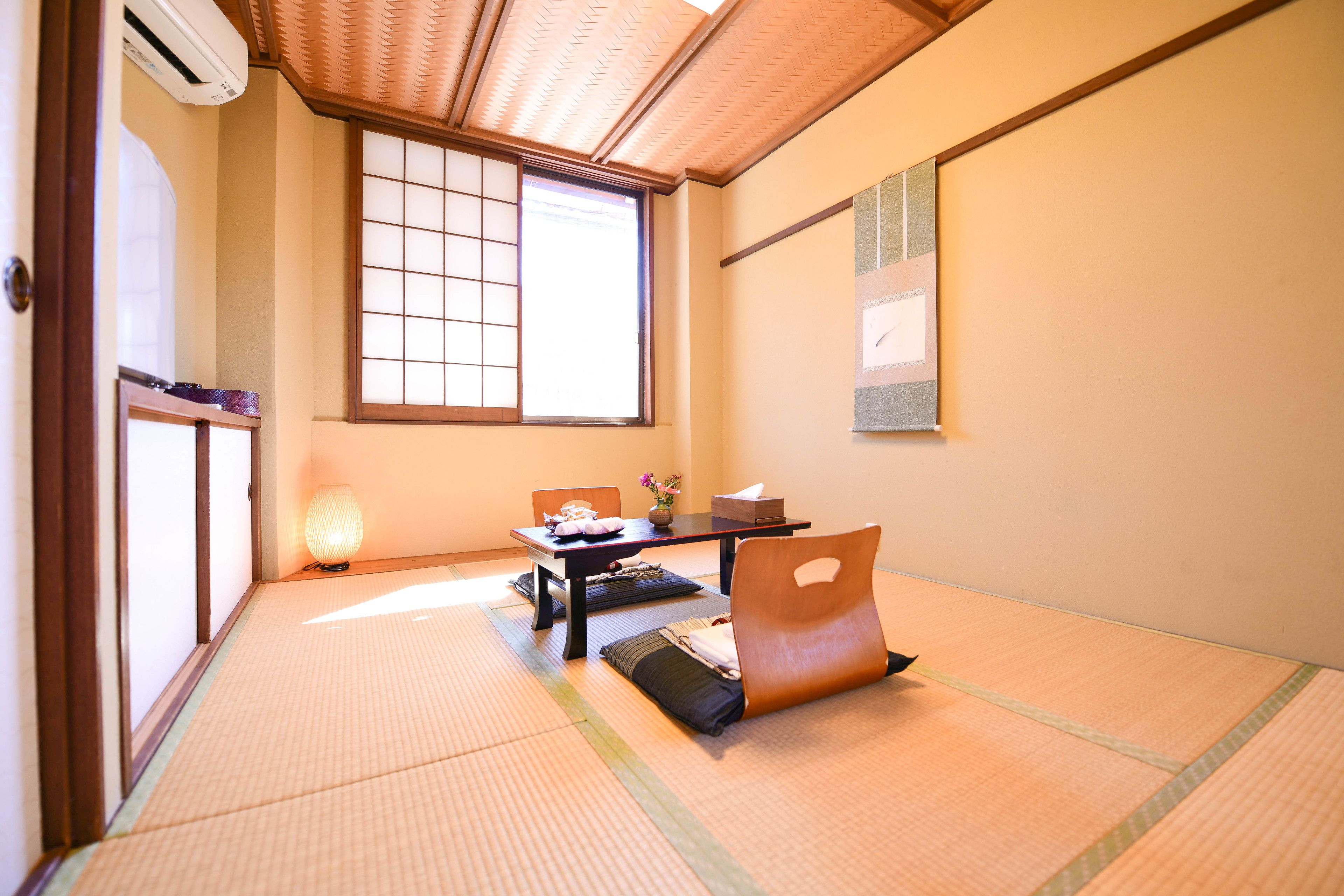 Cofres nos quartos, escrivaninha, espaço de trabalho para notebook