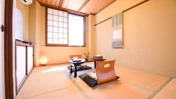 Cofres nos quartos, escrivaninha, espaço de trabalho para notebook