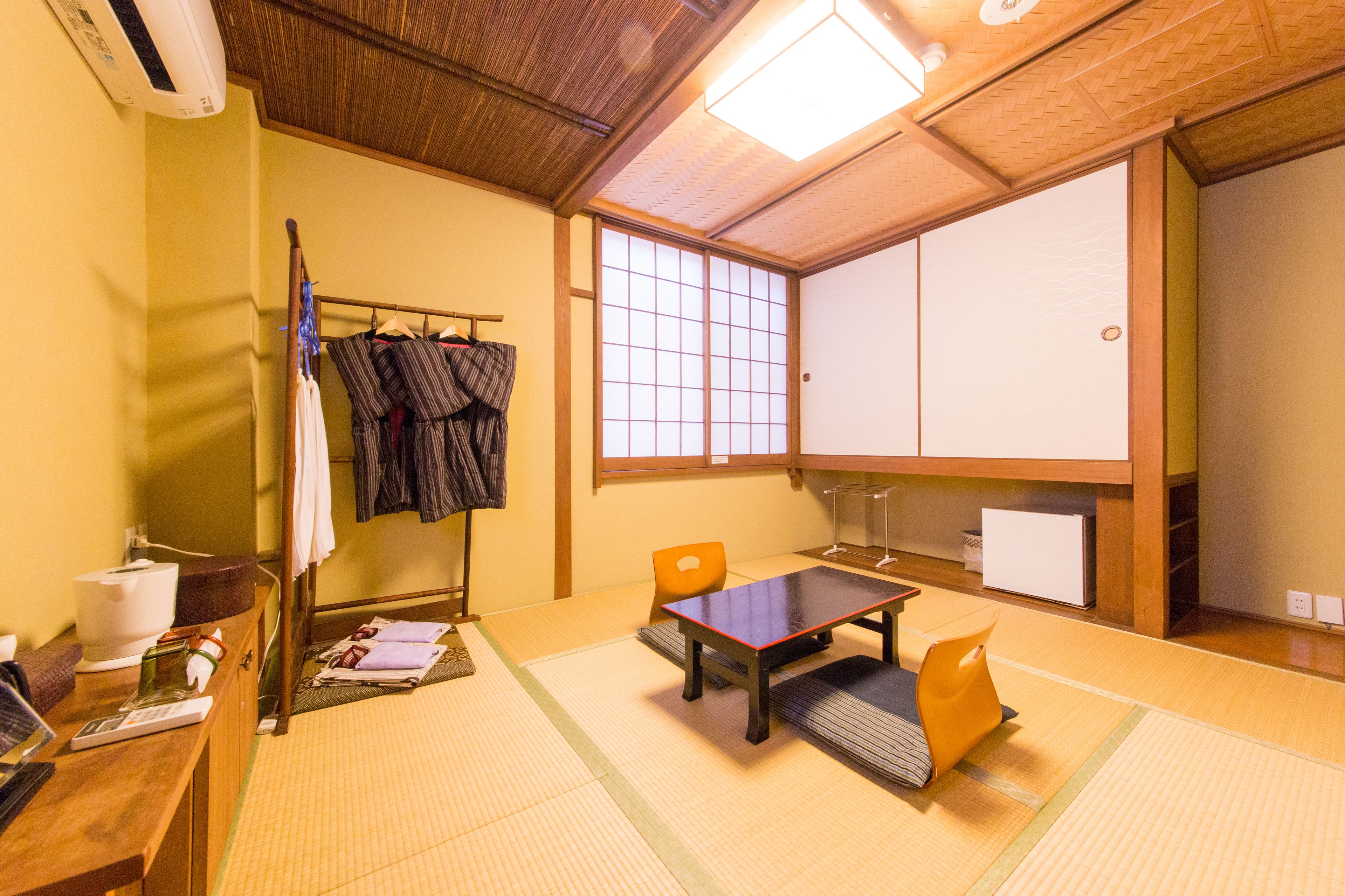 Quarto duplo tradicional, banheiro compartilhado | Cofres nos quartos, escrivaninha, espaço de trabalho para notebook