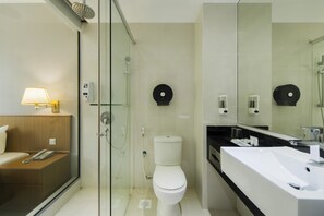 In-room safe, individually decorated, individually furnished, desk - New Cape Inn (Singapore)