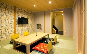 Deluxe-Zimmer | Wohnbereich | 42-Zoll-LCD-Fernseher mit Digitalempfang, Fernseher, Netflix