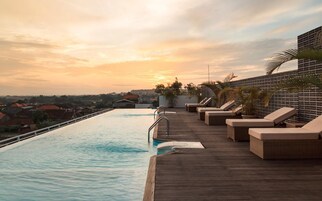 2 piscinas al aire libre, sombrillas, sillones reclinables de piscina