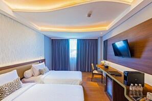 迷你吧、客房内保险箱、办公桌、遮光窗帘