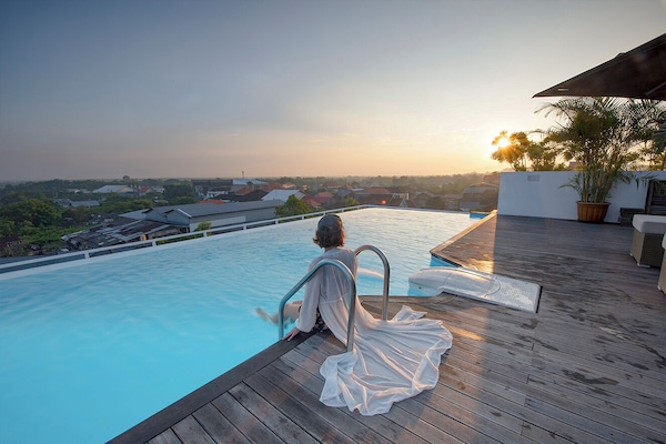 2 kolam renang outdoor, dengan payung kolam renang dan kursi berjemur