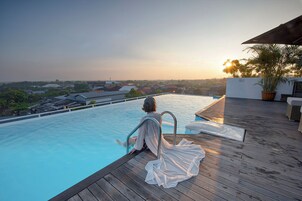 2 piscinas al aire libre, sombrillas, sillones reclinables de piscina