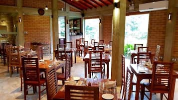 2 restaurantes; se sirve desayuno, almuerzo y cena; cocina internacional