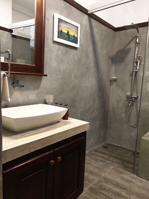 Baignoire et douche séparées, douche hydromassante