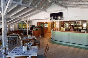 Bar (on property) - Tintyava Park Hotel (Varna)