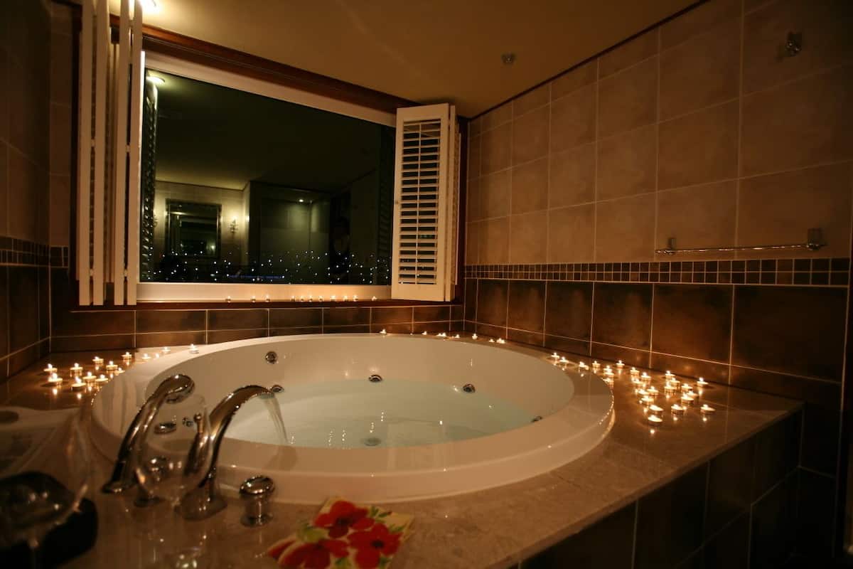 suite | jetted bathtub
