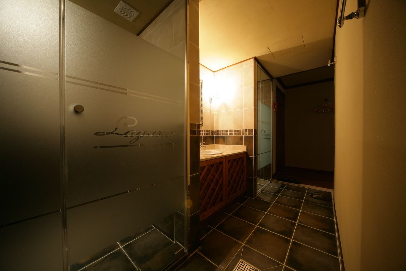 deluxe room | bathroom | free toiletries